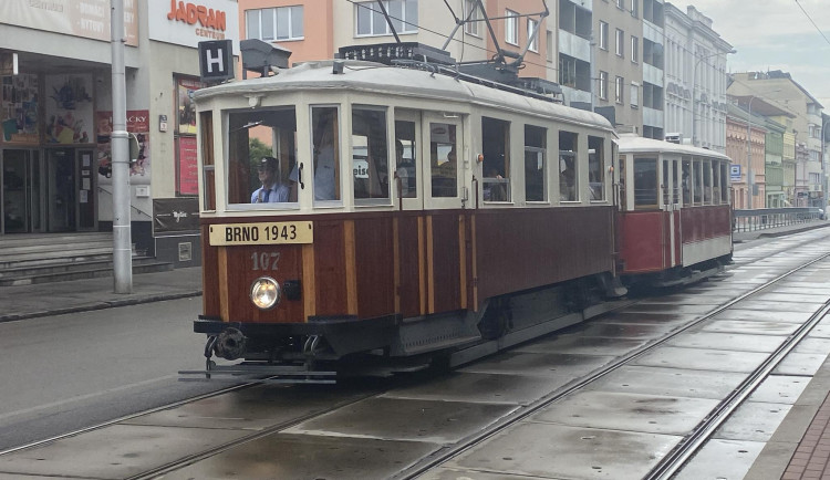 Tramvaje v Brně jezdí už 155 let. Významné jubileum lidem připomněly historické vozy a koncerty