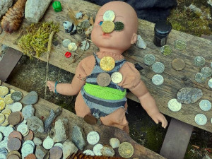 Nahromaděné předměty věnované Panně Marii u zázračné Hauswaldské kaple na Šumavě se některým turistům nelíbí