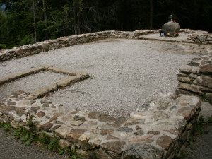 Nahromaděné předměty věnované Panně Marii u zázračné Hauswaldské kaple na Šumavě se některým turistům nelíbí