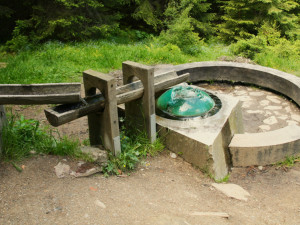 Nahromaděné předměty věnované Panně Marii u zázračné Hauswaldské kaple na Šumavě se některým turistům nelíbí