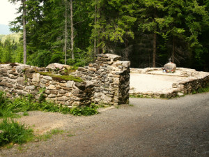 Nahromaděné předměty věnované Panně Marii u zázračné Hauswaldské kaple na Šumavě se některým turistům nelíbí
