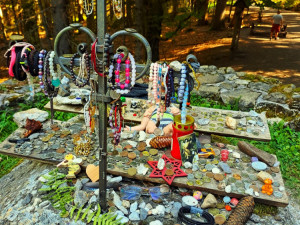 Nahromaděné předměty věnované Panně Marii u zázračné Hauswaldské kaple na Šumavě se některým turistům nelíbí