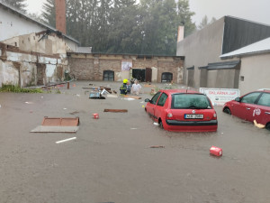 Spadané stromy i auto, které vzala velká voda. Včerejší bouřky si vyžádaly desítky hasičských výjezdů