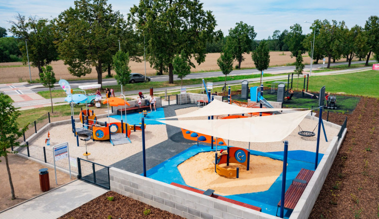 V Rožnově děti dostaly nové hřiště. Zdroj Gartensta Plus, s. r. o.