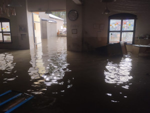 Sklárnu ve Stachách zaplavila voda. Metrová vlna zničila nejen vybavení, ale i výrobky
