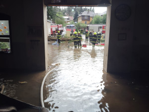 Sklárnu ve Stachách zaplavila voda. Metrová vlna zničila nejen vybavení, ale i výrobky