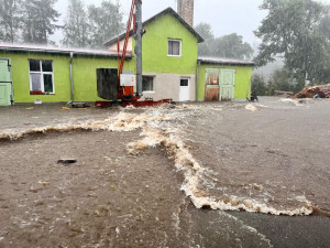 Sklárnu ve Stachách zaplavila voda. Metrová vlna zničila nejen vybavení, ale i výrobky