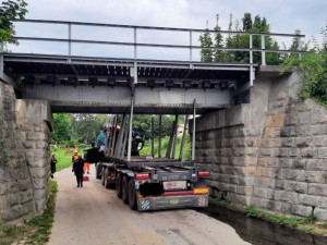 Ve Slavonicích uvízl kamion pod železničním viaduktem