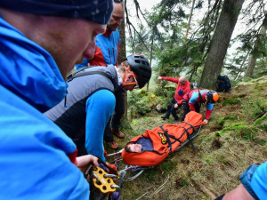 S rostoucí oblibou hor vzrůstá i počet výjezdů horské služby. Pomoc potřebují turisté pěší i na kolech