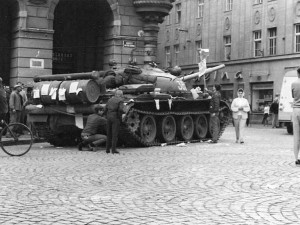 Házení kamenů na tanky i převracení aut do řeky, jak vypadal srpen 1968 v Českých Budějovicích