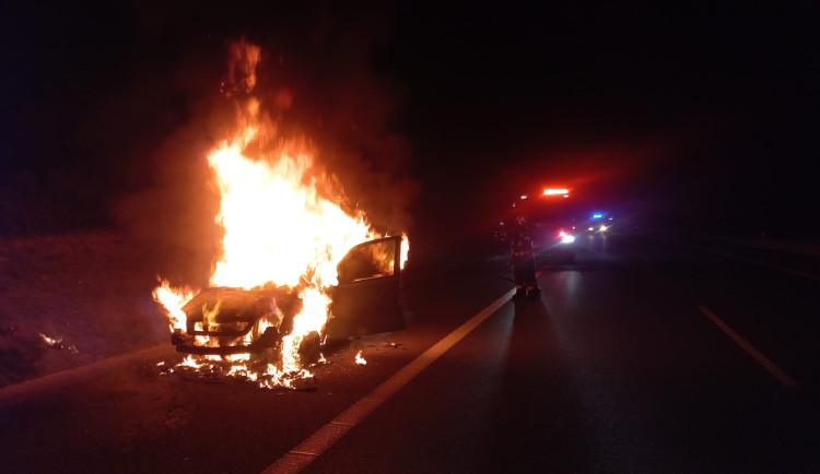 Na dálnici D3 v noci shořelo auto, nehoda se obešla bez zranění