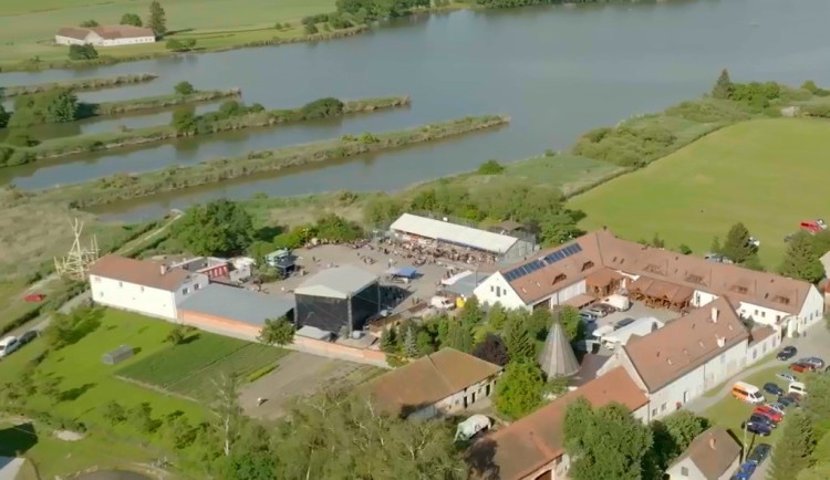 Hudební festival Loučení s létem v minipivovaru Kněžínek zve na kapely i příjemnou atmosféru