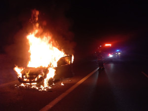 Na dálnici D3 v noci shořelo auto, nehoda se obešla bez zranění