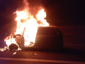 Na dálnici D3 v noci shořelo auto, nehoda se obešla bez zranění