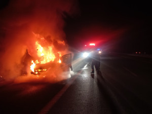 Na dálnici D3 v noci shořelo auto, nehoda se obešla bez zranění