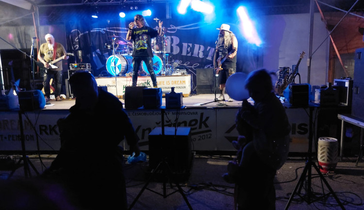 Hudební festival Loučení s létem v minipivovaru Kněžínek zve na kapely i příjemnou atmosféru