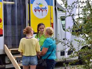 Obránci zvířat upozorňovali na problematický chov kuřat. S „krutokárou“ zastavili i v Budějcích
