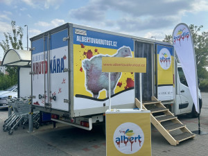 Obránci zvířat upozorňovali na problematický chov kuřat. S „krutokárou“ zastavili i v Budějcích