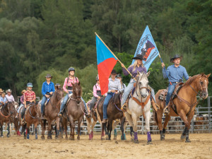 Americké rodeo v Boršově nad Vltavou. Soutěž o mistra ČR, slavnostní atmosféra a spousta zábavy na louce u Vltavy