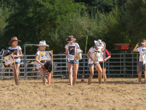 Americké rodeo v Boršově nad Vltavou. Soutěž o mistra ČR, slavnostní atmosféra a spousta zábavy na louce u Vltavy