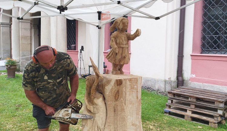 Závěr prázdnin ozvučí okolí areálů Zoo Hluboká a NZM Ohrada motorové pily nejlepších dřevosochařů