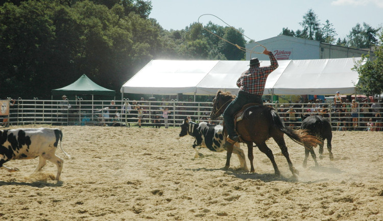 Americké rodeo v Boršově nad Vltavou. Soutěž o mistra ČR, slavnostní atmosféra a spousta zábavy na louce u Vltavy