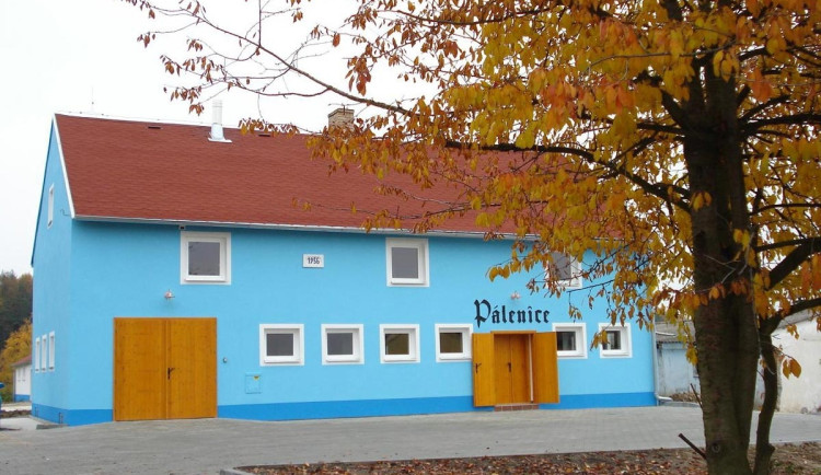 Jihočeský Lihovar zahajuje sezonu a přijímá ovoce na pálení