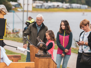 Ve Frymburku nad Vltavou stojí Cimrmanovy busty, dvě u přehrady a jedna v muzeu