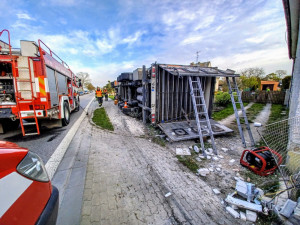 Na hlavní silnici mezi Pískem na Českými Budějovicemi havaroval v dubnu letošního roku kamion. Foto: HZS JK