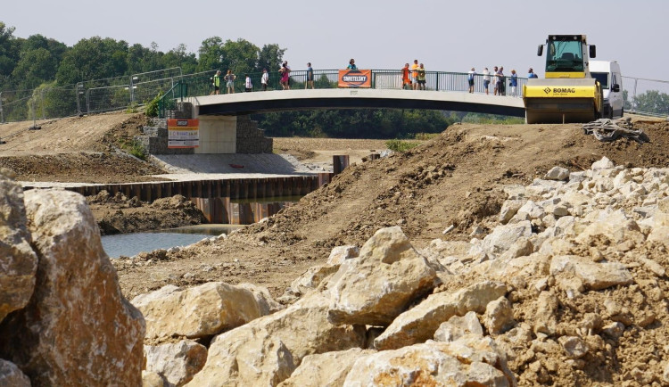 Plavební komora u Sudoměřic umožní plout lodím do Hodonína. Její stavba je téměř v polovině