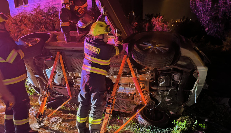 Řidič na hradeckém Pražském Předměstí zdemoloval auto o sloup elektrického vedení