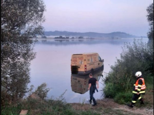 Kvůli zdravotním komplikacím ztratila žena kontrolu nad vozidlem a sjela do rybníka. Oživit se ji již nepodařilo