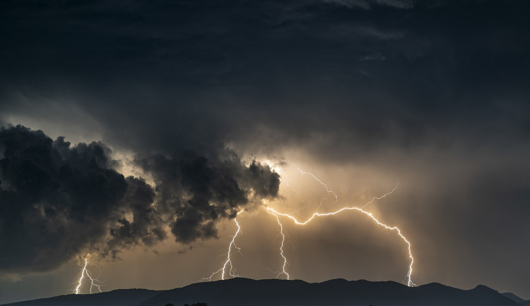 Večer dorazí do Čech silné bouřky, varovali meteorologové