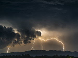 Večer dorazí do Čech silné bouřky, varovali meteorologové