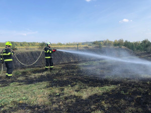 Vysoké teploty a dlouhé sucho. Hasiči na jihu Čech řešili první zářijový požár suché trávy