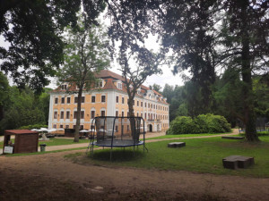 Lanový park, bobová dráha i dinopark. Zámecký areál v Chlumu u Třeboně se nadále bez jakýchkoli povolení mění v zábavní park