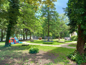 Lanový park, bobová dráha i dinopark. Zámecký areál v Chlumu u Třeboně se nadále bez jakýchkoli povolení mění v zábavní park