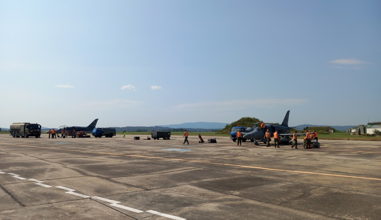 Po téměř 20 letech se na letiště v Plané vrátila armáda, čtyři vojenské letouny budou nad Budějovicemi cvičit 14 dní