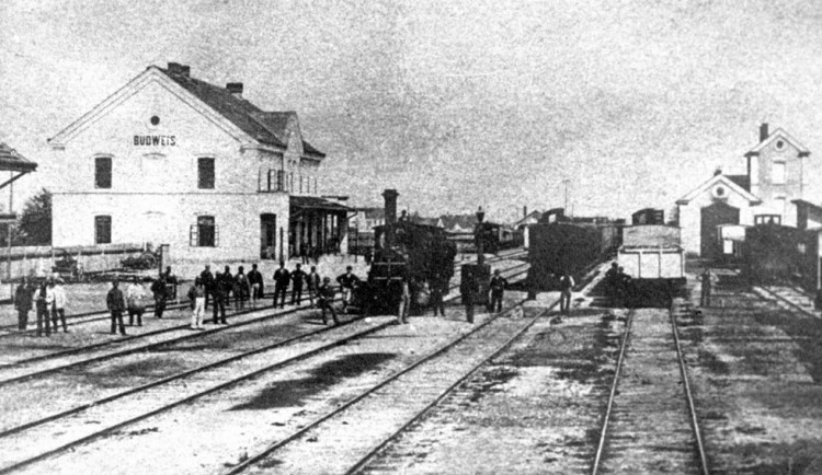 Příjezd první parní lokomotivy zastínil oheň na Lineckém předměstí