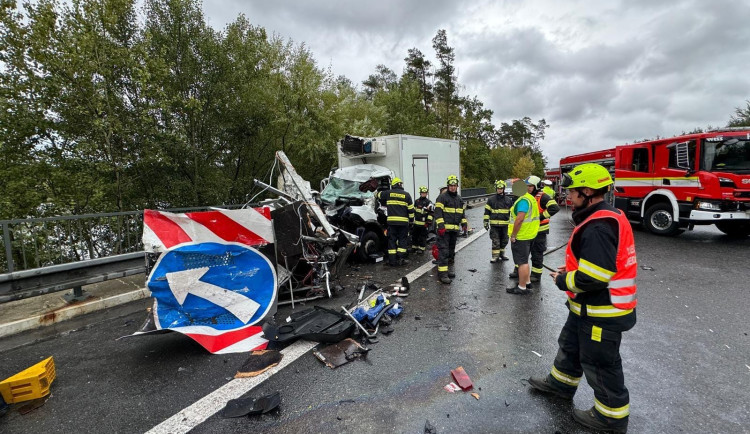 Na dálnici D3 u Tábora se střetla dodávka s vozidlem údržby, řidič zůstal ve voze zaklíněný