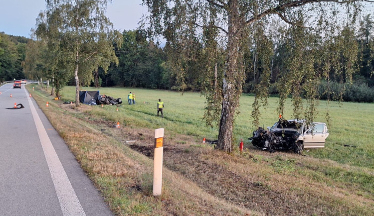 Tragická dopravní nehoda. Čelní střet osobních aut nepřežil mladý řidič