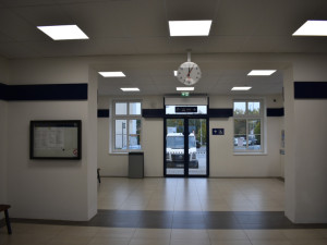 Prostor před vlakovým nádražím v Písku čeká rekonstrukce, vyřeší parkování aut i sdílených kol