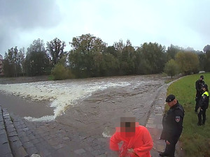 Žena v Českých Budějovicích se přišla vykoupat do rozvodněné řeky. Lákala mě síla vody, řekla policistům