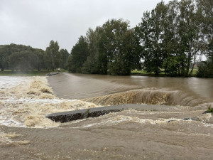 Předpověď se naplnila a říční hladiny stoupají. Třetí povodňový stupeň už přesáhla Malše, Černá, Otava i Blanice