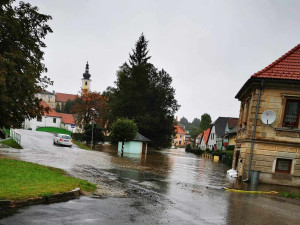 V Benešově nad Černou na Českokrumlovsku voda natekla do dvou desítek domů