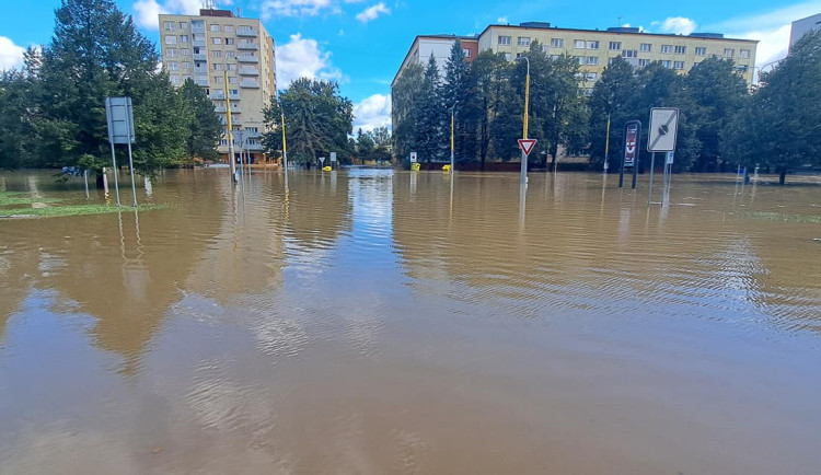 FOTO: Rozvodněná Opava zřejmě poškodila most v Ratibořské ulici. Město je takřka odříznuto od okolí