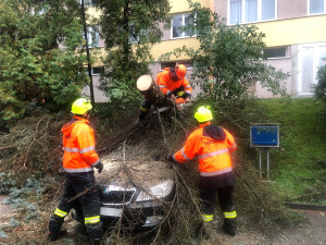 Motorkář v potoku, srážka se stromem a dva podchlazení, to je povodňová bilance jihočeských záchranářů