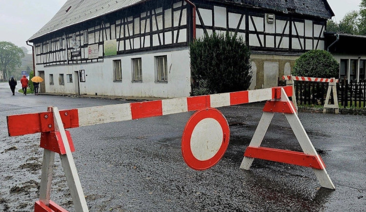 Na Smědé ve Višňové je stále stav ohrožení, hladina řeky ale klesá