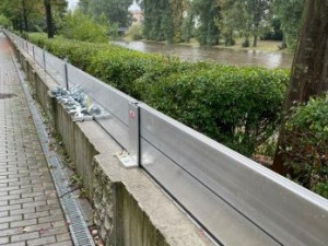 Policie hledá člověka, který v Písku poškodil protipovodňovou stěnu