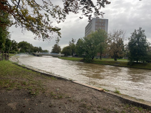 V úterý začnou znovu platit modré zóny. Část protipovodňových bariér zmizí